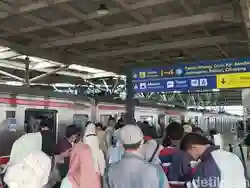 KRL Menjadi Pilihan Utama Warga sebagai Angkutan ke Tempat Wisata saat Libur Lebaran